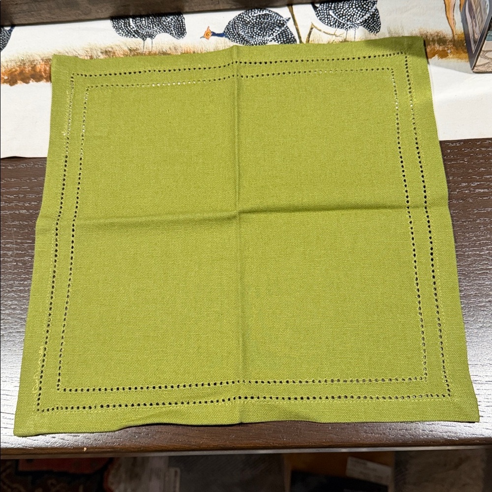 8 NIB Gorgeous Cloth Cocktail Napkins With An Eyelet Design - Picture 7 of 8